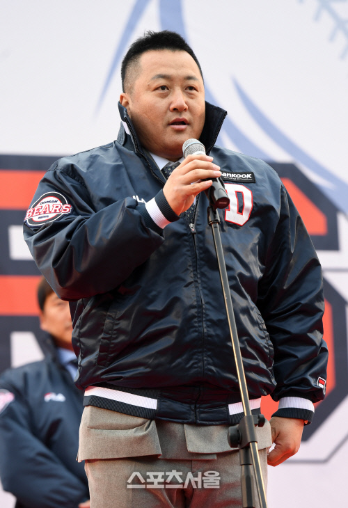 [포토]두산 조인성 코치, '라이벌이었던 팀의 코치가...'