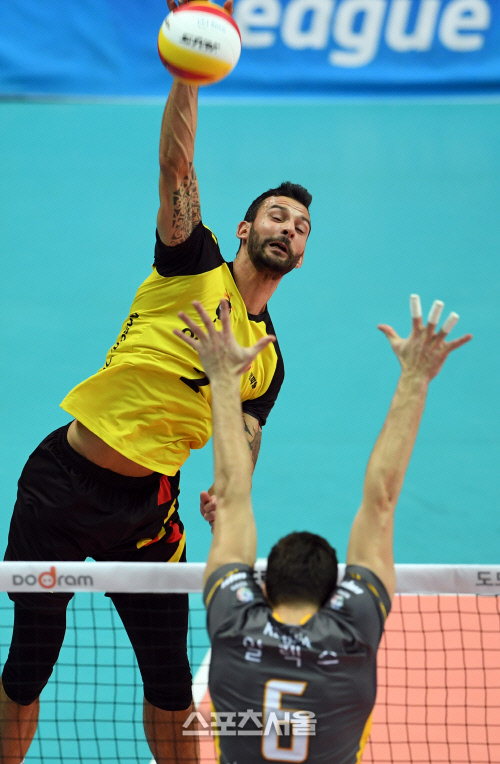 [포토]동생 알렉스 상대로 공격 시도하는 마르코