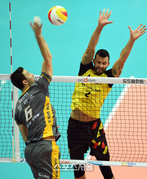 [포토]V리그 최초 외국인선수 형제 맞대결 펼치는 알렉스와 마르코