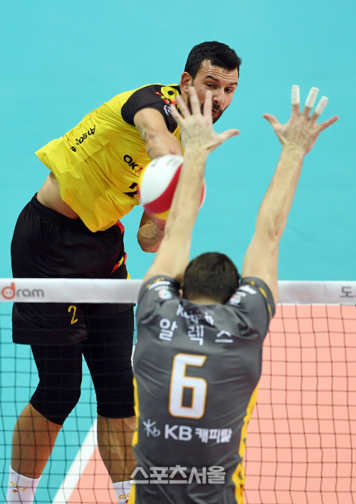 [포토]동생 알렉스의 블로킹에 막히는 형 마르코의 공격