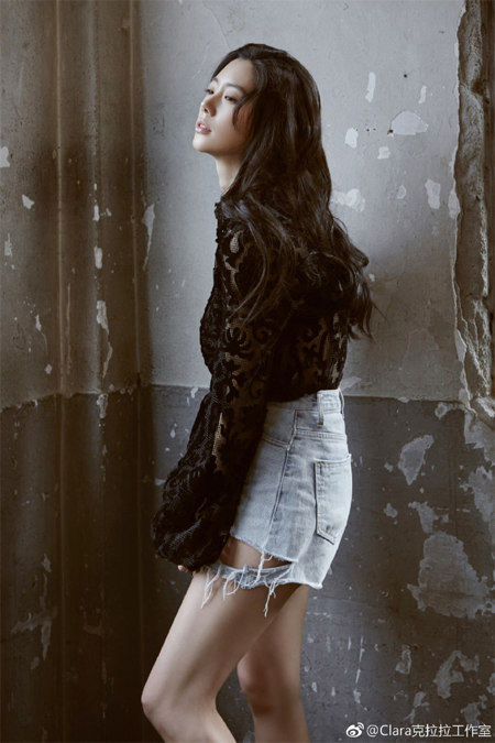 "한파에도 패피 본능" 클라라, 쇼트 팬츠로 각선미 강조