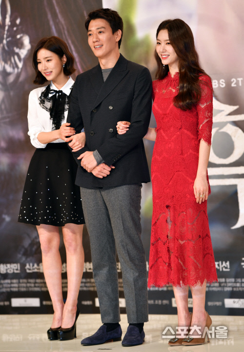 두 여배우 팔짱에 환한미소 김래원[포토]