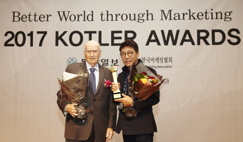 (왼쪽부터)필립 코틀러 교수, SM 이수만 총괄프로듀서