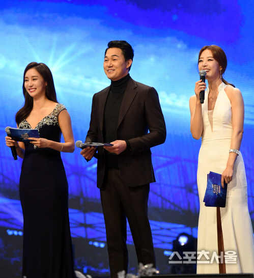 [포토] 박성웅, 左 배지현 右 박지영 아나운서 사이에서 행복 웃음