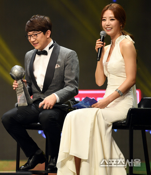 [포토] 양현종, \'가시나\' 댄스 보니 아직도 부끄러움이...