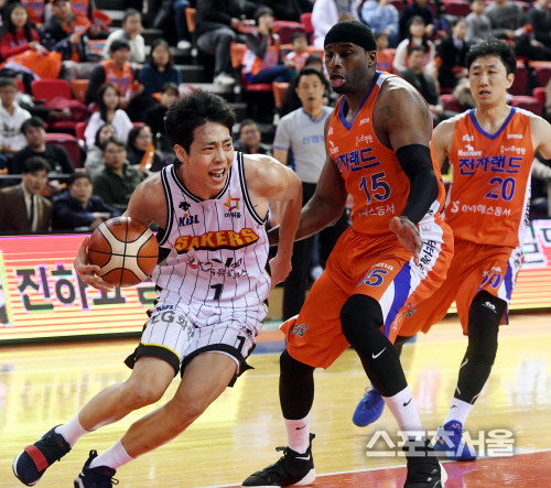 [포토] LG 정창영, 골밑으로... 돌격~!