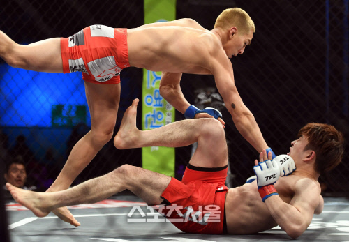 허공을 가르며 펀치를 날리는 김태균, "TFC 스페셜 매치의 승자답군~"