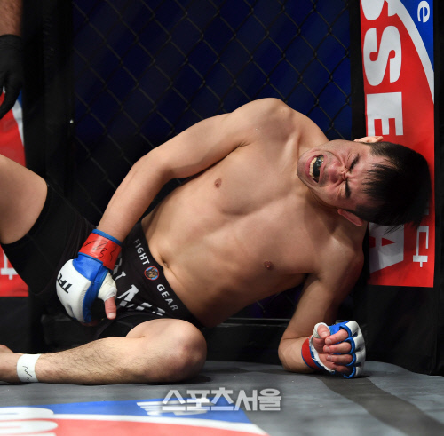 로블로에 의해 주저앉는 황영진, \'그래도 TFC 밴텀급을 내줄 수 없어~\'