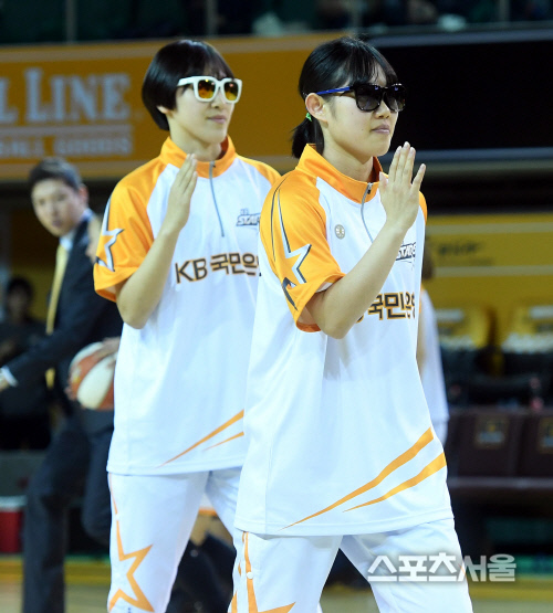 [포토] KB 막내 임주리-박주희, 댄스타임으로 신고합니다~