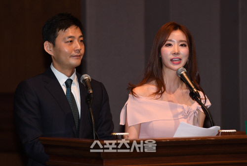[포토]\'스포츠서울 올해의 상\' 진행하는 정우영-진달래 아나운서