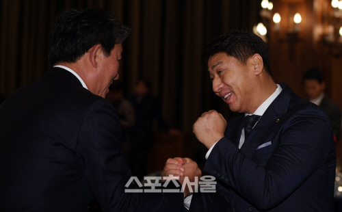 [포토] 박정태 \'조계현 단장님, 화이팅~\'