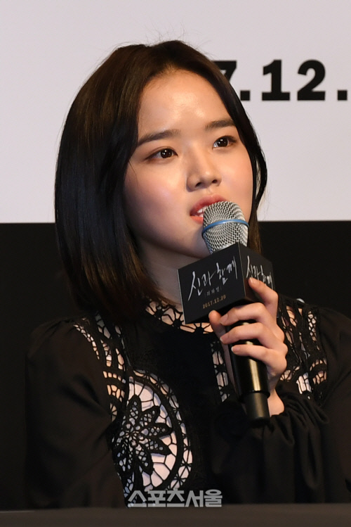 [포토]\'신과 함께-죄와 벌\' 시사회, 질문에 답하는 김향기