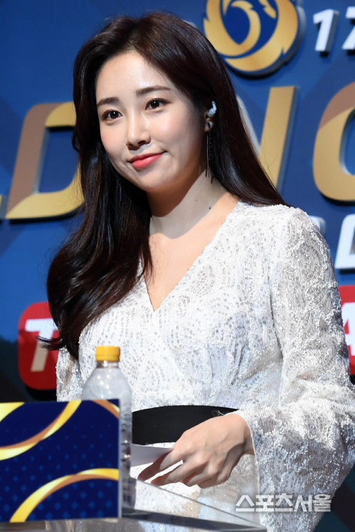 [포토] 골든글러브 사회보는 \'야구여신\' 최희 아나운서