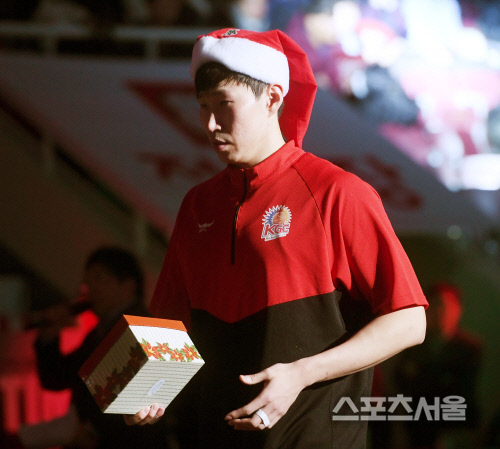 [포토] 오세근, 산타 모자 잘 어울리나요?
