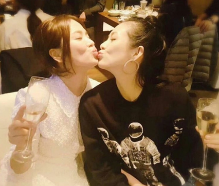 '송중기 ♥' 송혜교, 장쯔이와 '뽀뽀 샷'…대단한 글로벌 우정 눈길