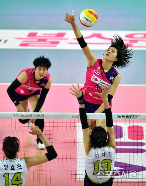 [포토]동생 이다영과 맞대결하는 이재영, 이건 가볍게 연타로