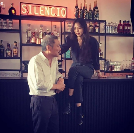 홍상수 감독, 끝내 빙모상 외면…김민희와 다정한 모습 포착