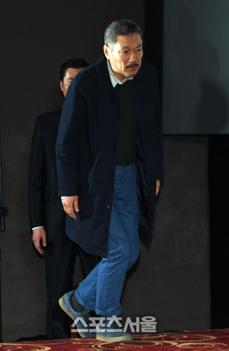 홍상수 감독, 이혼 소송 첫 변론기일 불출석...대리인만 참석