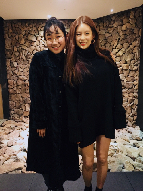 모모랜드 데이지, 뮤지션 '예지'와 인증샷 공개