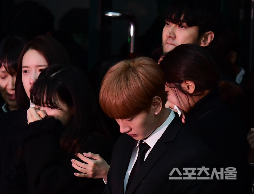 [포토] 故 종현 떠나보내는 윤아,태연,은혁,수영,최시원