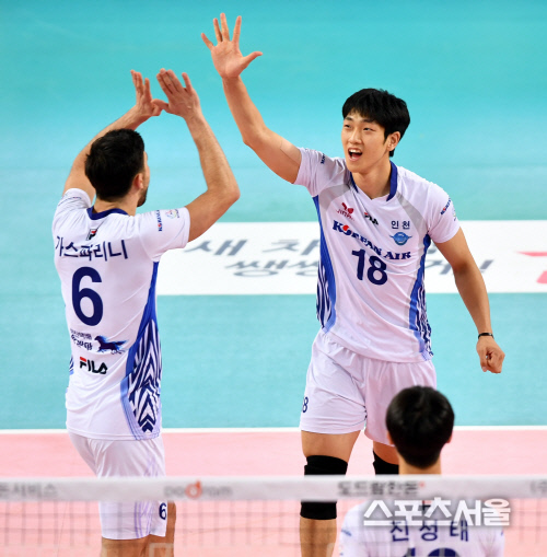 [포토]스파이크 서브 성공후 환호하는 김성민