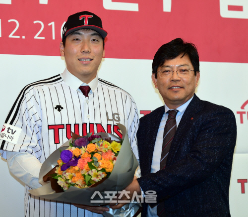 [포토] 김현수 입단식, 양상문 감독 축하꽃다발