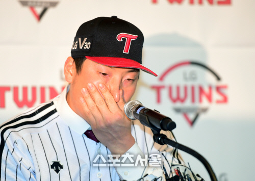 [포토] 김현수의 눈물, 두산팬에 미안함+LG 구단 고마움에...