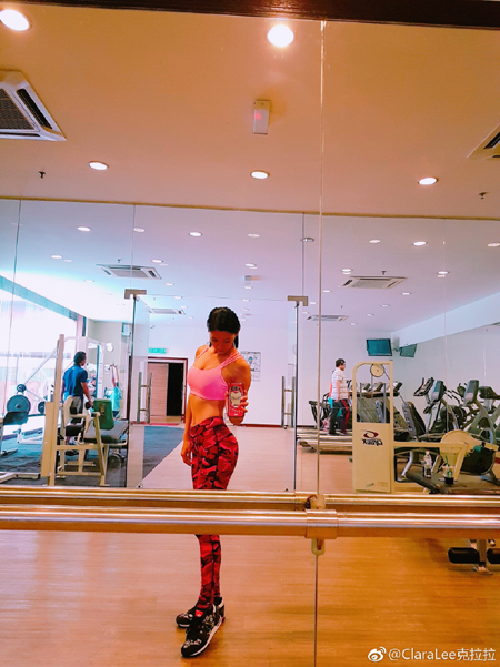 "멀리서도 선명한 복근" 클라라, 완벽한 보디라인 과시