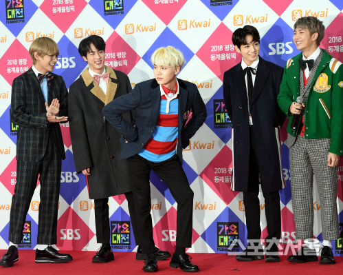 [포토] BTS 슈가, 5년 만의 시상식을 기념하는 포즈~!
