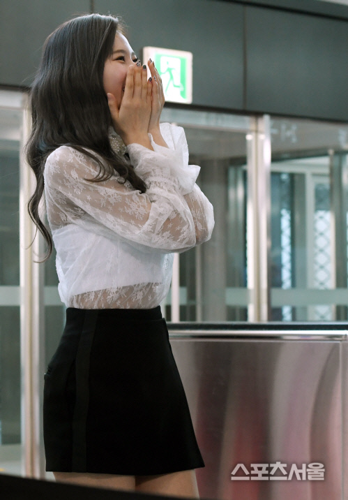 [포토] 트와이스 사나, 웃음을 참을 수가 없어~