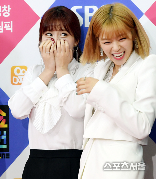 [포토] 트와이스 모모-정연, 배꼽 잡아요~