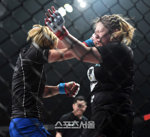 [포토]요시코의 안면을 강타하는 김영지, \'무섭지?\'