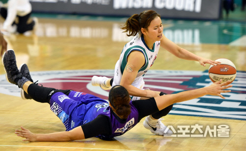 [포토]김한별에 걸려 넘어지는 김이슬