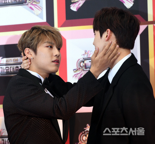 [포토] 워너원 박우진-황민현, 이상야릇한... 포즈?