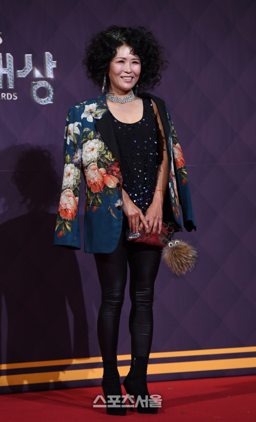 [포토]2017 SBS연기대상, 파격적인 패션의 황석정