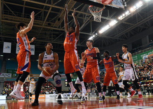 [포토]슛 타이밍 노리는 에릭 와이즈(전자랜드-LG)