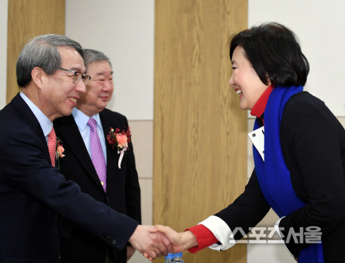 [포토] 박영선 의원 축하 받는 정운찬 총재