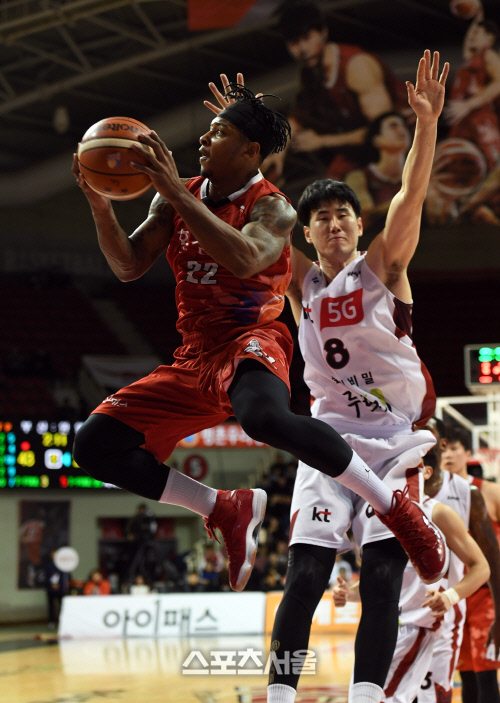 [포토]허공으로 날아오른 KGC 피터슨