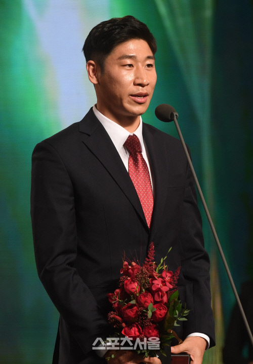 [SS포토] 강원 이근호, 베스트 11 공격수입니다~