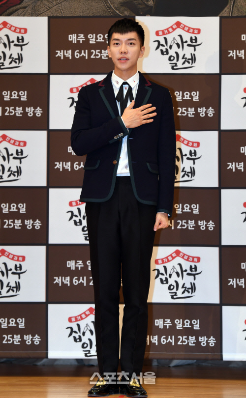 [포토]이승기, '전역했으니 거수경례 대신 이렇게...'