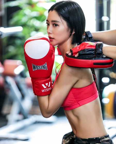 "복싱 여전사로 변신"…클라라, 선명한 복근 포착