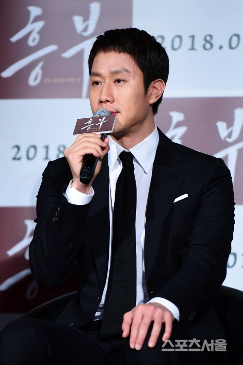 [포토] 정우 故 김주혁 질문에 '많이 보고 싶습니다'