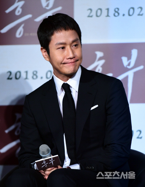 [포토] 정우, 故 김주혁 질문에 침울한 표정