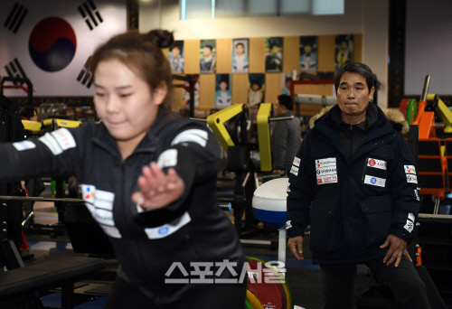 [포토]김경은의 훈련 지켜보는 조성동 감독