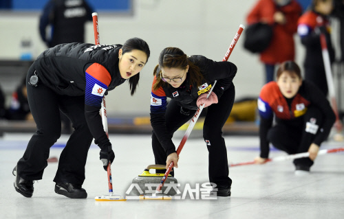 [포토]평창동계올림픽 G-30, 컬링 대표팀의 김경애와 김은정