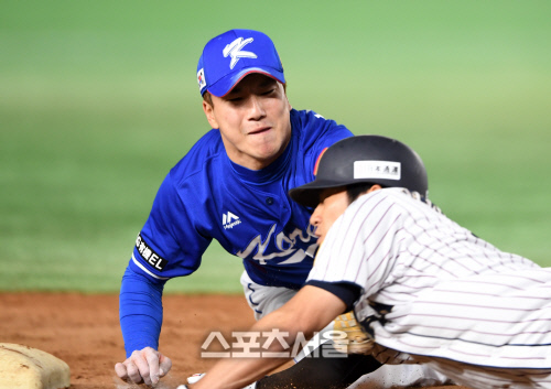 [SS포토]3루 주자 태그하는 정현, \'딱 걸렸어!\'