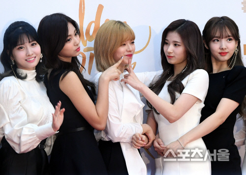 [포토] 트와이스 쯔위, 정연의 뺨을 콕 찌르며~!