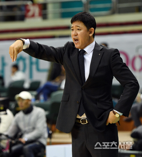 [포토] 신기성 감독 \'들어와야지\'