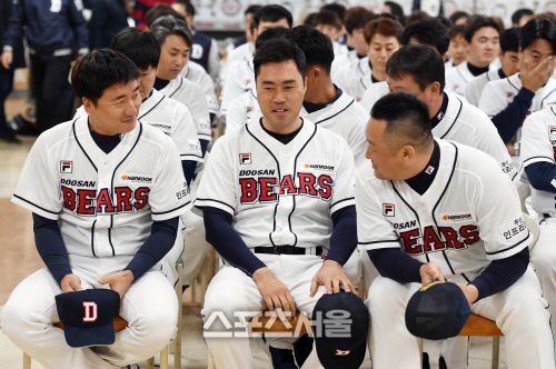 [포토]이야기 나누는 정재훈-조성환-조인성 코치