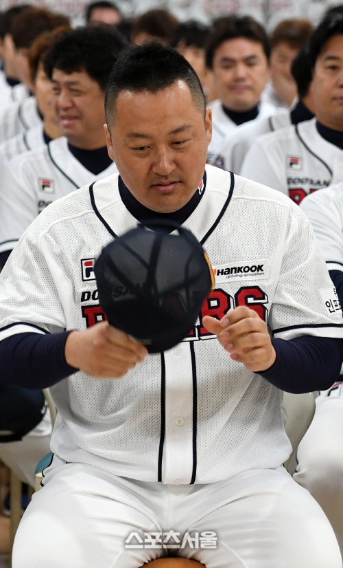 [포토]조인성 코치, '새로 받은 모자가 작네?'
